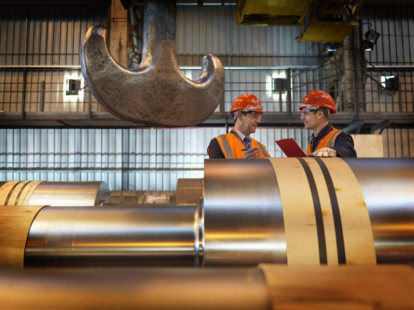 西方人,两个人,伙伴,朋友,机修工,工厂,栏杆,站,横图,室内,白天,正面,工作服,制服,友谊,合作,团队,机器,帽子,金属制品,欧洲,欧洲人,握,金属,材料,档案,管子,头盔,文件,纸,墙,围栏,拿,拿着,注视,管道,护栏,墙壁,墙面,工人,安全帽,手稿,资料,观察,看,站着,机械,战略,握着,观看,证明,察看,关注,文档,联合,合谋,工作制服,配合,协作,男人,男性,中年男性,白种人,机械师,机修工人,站立,半身,彩图,工作套服,工地,制造厂,安全服,反光背心,反光服,反光衣