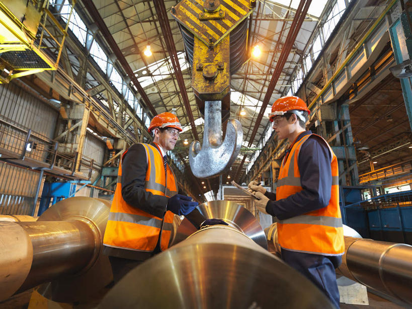 西方人,两个人,机修工,工厂,栏杆,站,横图,室内,白天,仰视,工作服,制服,机器,帽子,金属制品,照明,欧洲,欧洲人,握,阴影,光线,金属,管子,头盔,影子,墙,光,围栏,灯光,拿,拿着,注视,管道,护栏,吊灯,墙壁,墙面,灯,工人,安全帽,灯具,观察,看,站着,机械,握着,观看,照亮,察看,照明设备,关注,工作制服,男人,男性,年轻男性,中年男性,白种人,机械师,机修工人,站立,半身,彩图,低角度拍摄,工作套服,工地,制造厂,安全服,反光背心,反光服,反光衣