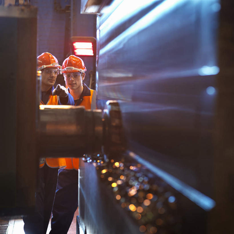 西方人,两个人,伙伴,朋友,机修工,工厂,站,说,方图,室内,白天,正面,工作服,制服,讨论,友谊,合作,团队,机器,帽子,金属制品,欧洲,欧洲人,金属,头盔,注视,工人,安全帽,观察,看,站着,机械,战略,观看,察看,关注,联合,合谋,工作制服,交流,配合,协作,男人,男性,年轻男性,中年男性,白种人,机械师,机修工人,沟通,讲话,交谈,商讨,说话,谈话,站立,半身,彩图,工作套服,工地,制造厂,安全服,反光背心,反光服,反光衣