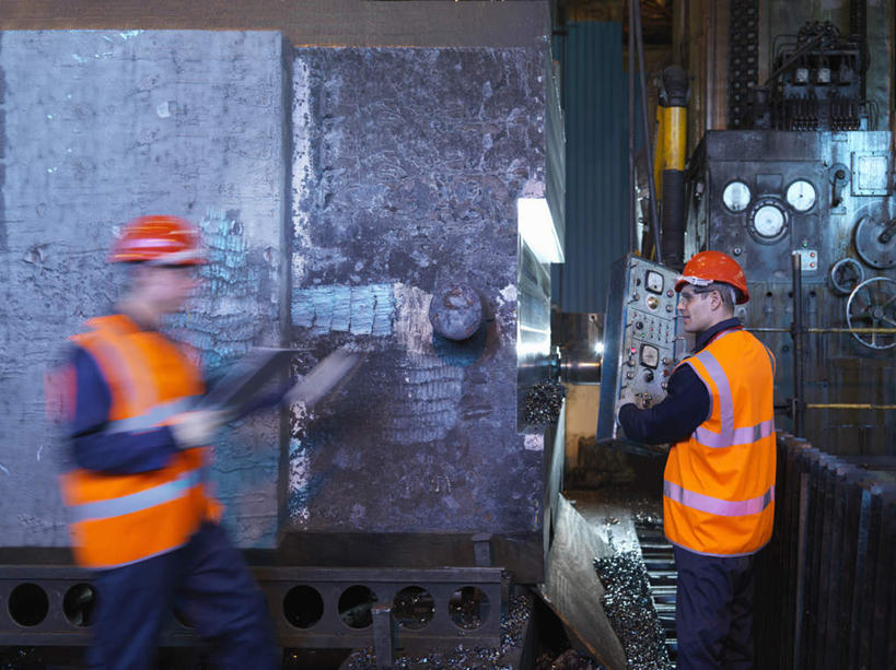 西方人,两个人,伙伴,朋友,机修工,工厂,站,横图,室内,白天,侧面,工作服,制服,友谊,合作,团队,机器,帽子,金属制品,欧洲,欧洲人,握,朦胧,模糊,金属,材料,档案,头盔,文件,纸,拿,拿着,注视,工人,安全帽,手稿,资料,观察,看,站着,机械,战略,握着,观看,证明,察看,关注,文档,联合,合谋,工作制服,配合,协作,男人,男性,年轻男性,中年男性,白种人,机械师,机修工人,站立,半身,彩图,工作套服,工地,制造厂,安全服,反光背心,反光服,反光衣