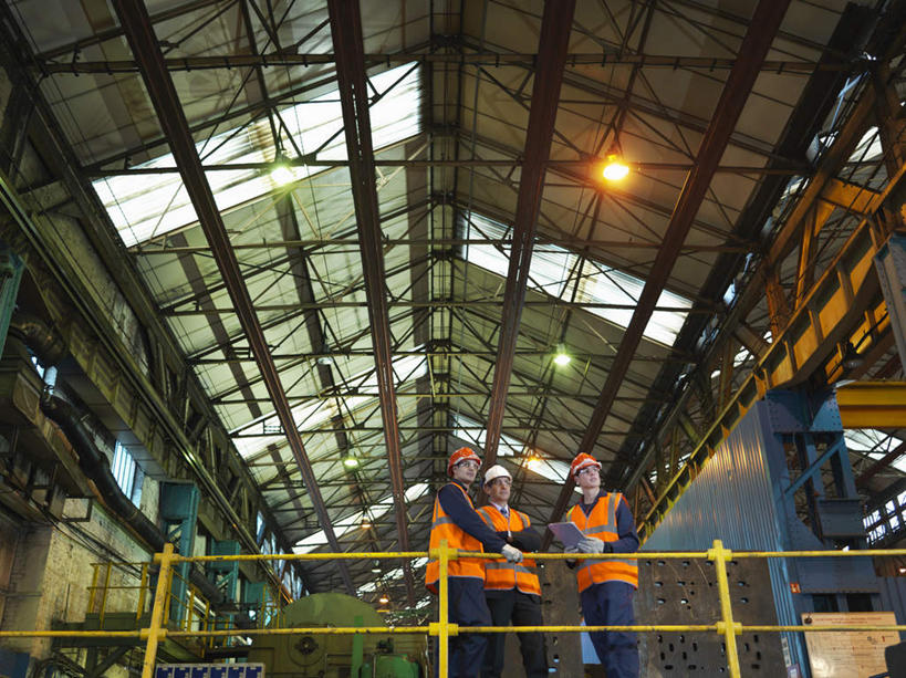 西方人,三个人,伙伴,朋友,机修工,工厂,栏杆,站,说,横图,室内,白天,仰视,工作服,制服,讨论,友谊,合作,团队,帽子,金属制品,照明,欧洲,欧洲人,握,阴影,光线,金属,材料,档案,头盔,文件,影子,纸,屋顶,围栏,灯光,拿,顶棚,拿着,注视,护栏,吊灯,灯,工人,安全帽,手稿,资料,灯具,观察,看,站着,战略,握着,观看,证明,照亮,察看,照明设备,关注,文档,联合,合谋,工作制服,交流,配合,协作,男人,男性,年轻男性,中年男性,白种人,机械师,机修工人,沟通,讲话,交谈,商讨,说话,谈话,站立,半身,彩图,低角度拍摄,工作套服,工地,制造厂,安全服,反光背心,反光服,反光衣