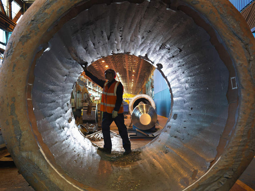 西方人,一个人,机修工,工厂,站,举,横图,室内,白天,正面,工作服,制服,帽子,金属制品,欧洲,欧洲人,仅一个男性,仅一个人,仅一个中年男性,握,金属,管子,头盔,拿,拿着,注视,管道,工人,安全帽,观察,看,托,站着,握着,观看,察看,关注,工作制服,男人,男性,中年男性,白种人,机械师,机修工人,举起,举手,举着,抬头,向上举,向上伸,向上托,仰头,站立,彩图,全身,工作套服,工地,制造厂,安全服,反光背心,反光服,反光衣