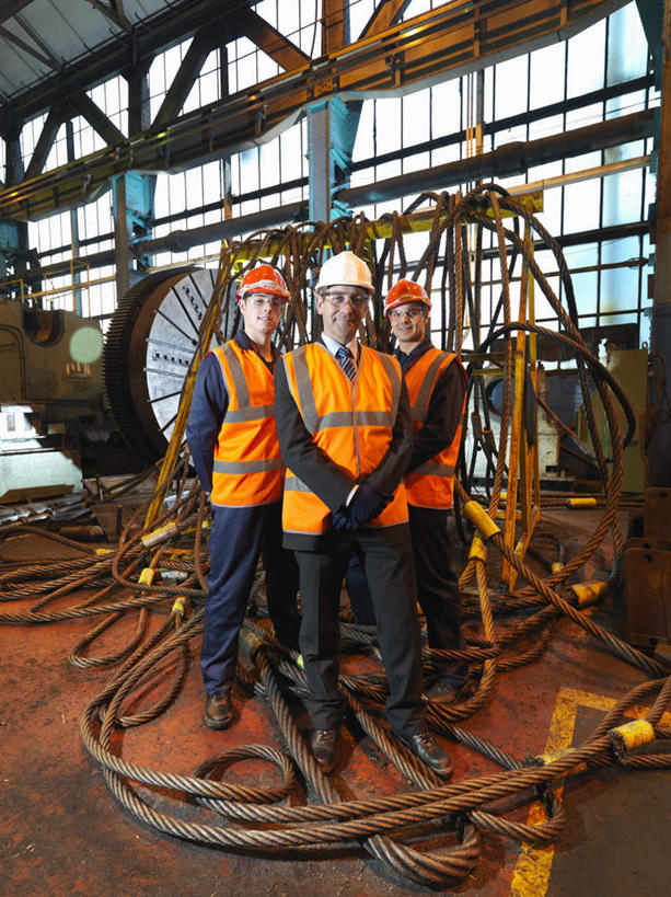 西方人,三个人,伙伴,朋友,机修工,工厂,站,竖图,室内,白天,正面,工作服,制服,友谊,合作,团队,窗户,帽子,欧洲,欧洲人,环绕,缠绕,电力,电缆,电线,头盔,线,电能,线路,注视,玻璃窗,工人,安全帽,观察,看,站着,战略,观看,电,电源,电源线,察看,关注,能量,纠缠,联合,合谋,工作制服,配合,协作,男人,男性,年轻男性,中年男性,白种人,机械师,机修工人,站立,彩图,全身,工作套服,工地,制造厂,安全服,反光背心,反光服,反光衣