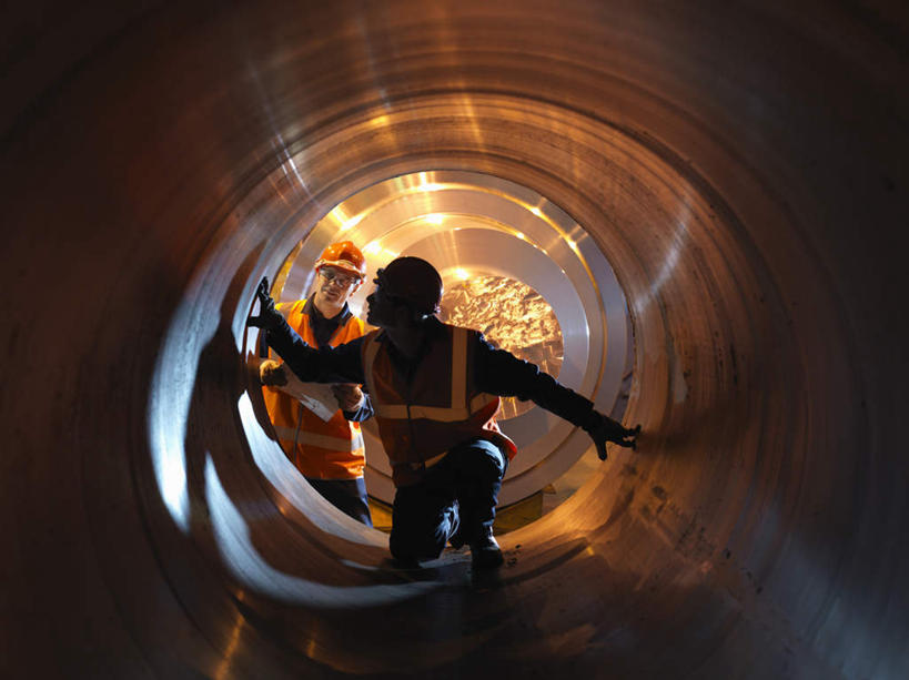 西方人,两个人,机修工,工厂,站,蹲,摸,横图,室内,白天,正面,工作服,制服,帽子,金属制品,欧洲,欧洲人,抚摸,金属,管子,头盔,注视,管道,工人,安全帽,观察,看,站着,观看,察看,关注,工作制服,男人,男性,年轻男性,中年男性,白种人,机械师,机修工人,触摸,蹲着,接触,站立,半身,彩图,工作套服,工地,制造厂,安全服,反光背心,反光服,反光衣