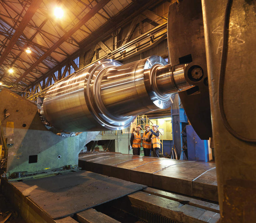 西方人,三个人,伙伴,朋友,机修工,工厂,站,说,横图,室内,白天,正面,工作服,制服,讨论,友谊,合作,团队,机器,帽子,照明,欧洲,欧洲人,阴影,光线,头盔,影子,屋顶,灯光,顶棚,注视,吊灯,灯,工人,安全帽,灯具,观察,看,站着,机械,战略,观看,照亮,察看,照明设备,关注,联合,合谋,工作制服,交流,配合,协作,男人,男性,年轻男性,中年男性,白种人,机械师,机修工人,沟通,讲话,交谈,商讨,说话,谈话,站立,彩图,全身,工作套服,工地,制造厂,安全服,反光背心,反光服,反光衣