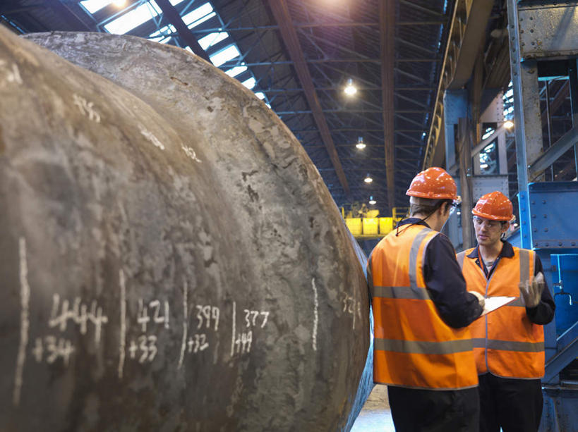 西方人,背部,两个人,机修工,工厂,站,说,横图,室内,白天,正面,工作服,制服,讨论,窗户,帽子,金属制品,照明,欧洲,欧洲人,握,阴影,光线,钢铁,金属,材料,档案,头盔,文件,影子,纸,灯光,拿,拿着,注视,吊灯,玻璃窗,灯,工人,安全帽,手稿,资料,灯具,观察,看,站着,握着,观看,证明,照亮,察看,照明设备,关注,文档,工作制服,交流,男人,男性,年轻男性,白种人,机械师,机修工人,沟通,讲话,交谈,商讨,说话,谈话,站立,半身,彩图,工作套服,工地,制造厂,安全服,反光背心,反光服,反光衣