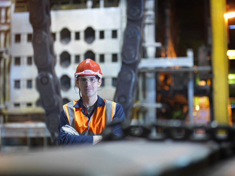 西方人,一个人,工厂,站,双手交叉,横图,室内,白天,正面,工作服,制服,安全,机器,帽子,欧洲,欧洲人,仅一个男性,仅一个人,朦胧,模糊,头盔,眼镜,防护,注视,仅一个年轻男性,安全帽,观察,看,站着,机械,观看,铁环,护目镜,保护,锁链,链条,察看,双手抱胸,束缚,关注,限制,保险,保全,周全,安稳,安定,一顶,约束,安全防护眼镜,工作制服,平安,男人,男性,年轻男性,白种人,站立,半身,彩图,工作套服,工地,制造厂,安全服,反光背心,反光服,反光衣,防护眼镜