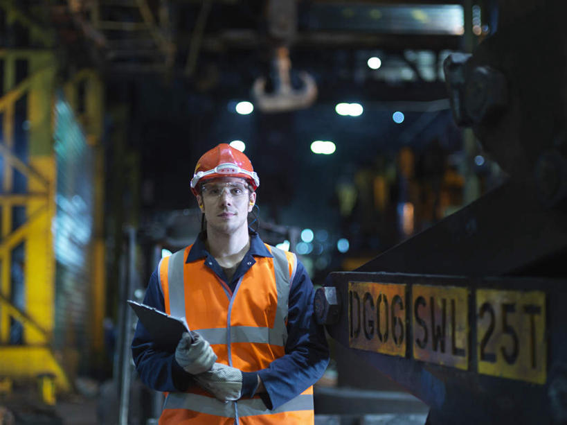 西方人,一个人,工厂,站,横图,室内,白天,正面,工作服,制服,安全,机器,帽子,欧洲,欧洲人,仅一个男性,仅一个人,一排,握,朦胧,模糊,整齐,标志,材料,档案,数字,头盔,文件,文字,眼镜,字符,防护,拿,拿着,注视,标识,排列,仅一个年轻男性,黑色,安全帽,资料,观察,看,站着,机械,握着,阿拉伯数字,观看,护目镜,保护,察看,队列,关注,文档,保险,保全,周全,安稳,安定,一顶,安全防护眼镜,工作制服,平安,男人,男性,年轻男性,白种人,站立,半身,彩图,工作套服,工地,制造厂,安全服,反光背心,反光服,反光衣,防护眼镜