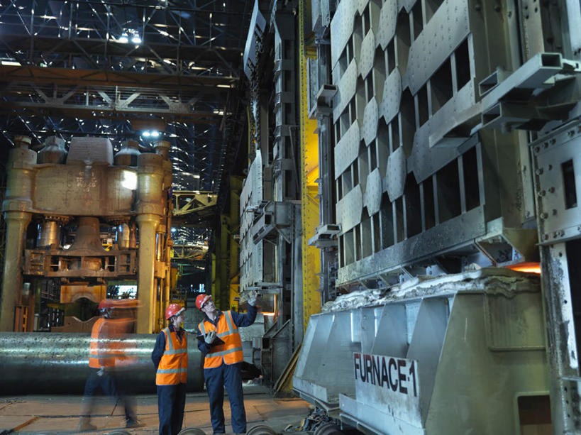 西方人,三个人,伙伴,朋友,工厂,站,横图,室内,白天,正面,工作服,制服,友谊,安全,合作,团队,机器,技术,建筑,帽子,欧洲,欧洲人,一辆,握,朦胧,模糊,材料,档案,头盔,文件,眼镜,防护,拿,拿着,注视,设备,施工,安全帽,资料,观察,看,靠,靠着,站着,机械,起重机,战略,握着,观看,护目镜,保护,工程,察看,关注,文档,保险,保全,周全,安稳,安定,联合,合谋,三顶,安全防护眼镜,工作制服,配合,平安,协作,男人,男性,年轻男性,年轻女性,女人,女性,白种人,站立,半身,彩图,工作套服,工地,制造厂,安全服,反光背心,反光服,反光衣,防护眼镜