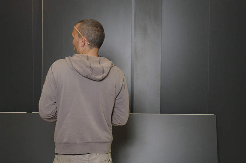 西方人,一个人,建筑工人,站,横图,室内,白天,欧洲,欧洲人,仅一个男性,仅一个人,仅一个中年男性,服装,墙,扭头,休闲装,墙壁,墙面,工人,背面,衣服,灰色,建筑工地,站着,转头,休闲,休闲服,连帽衫,服饰,帽衫,地盘,建筑地盘,施工地盘,男人,男性,中年男性,白种人,建筑工,站立,半身,彩图,工地