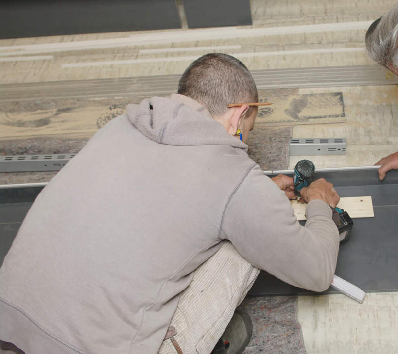 西方人,一个人,建筑工人,蹲,横图,俯视,室内,白天,地板,欧洲,欧洲人,仅一个男性,仅一个人,仅一个中年男性,握,服装,墙,地面,拿,拿着,休闲装,木地板,墙壁,墙面,工人,一个,衣服,灰色,建筑工地,低头,休闲,休闲服,连帽衫,握着,服饰,单个,电钻,帽衫,手电钻,电动工具,地盘,建筑地盘,施工地盘,垂头,男人,男性,中年男性,白种人,建筑工,蹲着,半身,彩图,高角度拍摄,工地