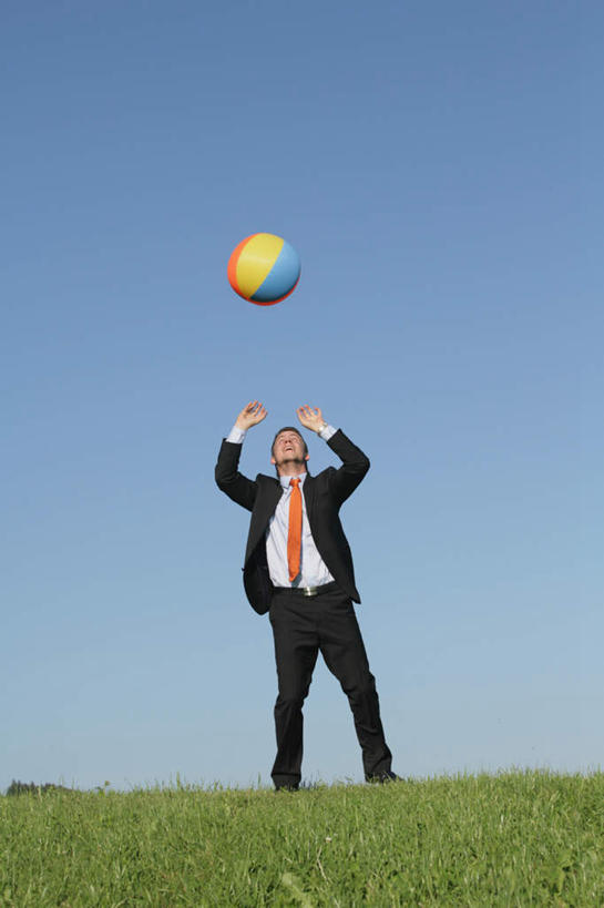 西方人,一个人,商务人士,商务男性,站,举,竖图,室外,白天,仰视,衬衫,游戏,草地,草坪,植物,玩具,欧洲,欧洲人,仅一个男性,仅一个人,阴影,套装,光线,影子,塑料,地平线,辽阔,地面,玩,注视,娱乐,草,仅一个年轻男性,一个,蓝色,绿色,蓝天,天空,阳光,气球,塑料制品,天,观察,看,托,站着,休闲,广阔,充气玩具,橡胶,益智,晴朗,单个,观看,活动,一望无际,察看,发泄,关注,消遣,智力,下降,延伸,降落,商务装,工薪阶层,橡胶制品,万里无云,天地相交,宣泄,无边无际,一马平川,降低,下跌,下落,男人,男性,年轻男性,白种人,白领,上班族,晴空,晴空万里,举起,举手,举着,抬头,玩耍,嬉戏,向上举,向上伸,向上托,仰头,站立,彩图,低角度拍摄,全身,衬衣