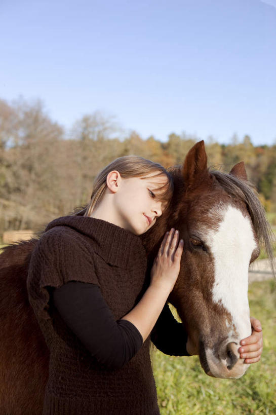 西方人,儿童,一个人,站,摸,竖图,室外,白天,正面,纯洁,草地,草坪,植物,马,野生动物,欧洲,欧洲人,仅一个女性,仅一个人,抚摸,阴影,服装,光线,影子,扭头,注视,休闲装,一匹,草,树,树木,小孩,衣服,蓝色,绿色,蓝天,天空,阳光,自然,动物,天,观察,看,靠,靠着,站着,转头,仅一个小孩,休闲,休闲服,可爱,童年,童趣,运输,服饰,牲畜,生长,晴朗,成长,观看,察看,关注,童真,烂漫,无邪,万里无云,天真,女孩,女人,女性,白种人,孩子,晴空,晴空万里,触摸,接触,站立,半身,彩图,女生