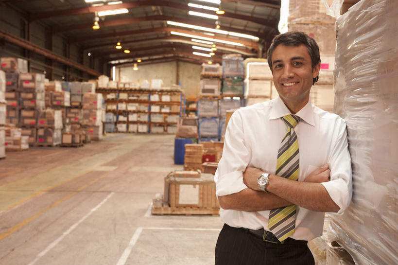 西方人,一个人,商务人士,商务男性,站,笑,双手交叉,微笑,露齿笑,横图,室内,白天,正面,衬衫,地板,照明,欧洲,欧洲人,仅一个男性,仅一个人,仅一个中年男性,一排,一条,许多,套装,整齐,时间,包装,时钟,手表,纸箱,灯光,地面,很多,计时,仓库,注视,顶灯,木地板,灯,排列,容器,箱子,灯具,钟表,观察,看,靠,靠着,站着,表,观看,堆,腕表,照亮,察看,双手抱胸,照明设备,队列,关注,纸板箱,商务装,工薪阶层,包装箱,男人,男性,中年男性,白种人,白领,上班族,钟,站立,半身,彩图,衬衣,堆栈