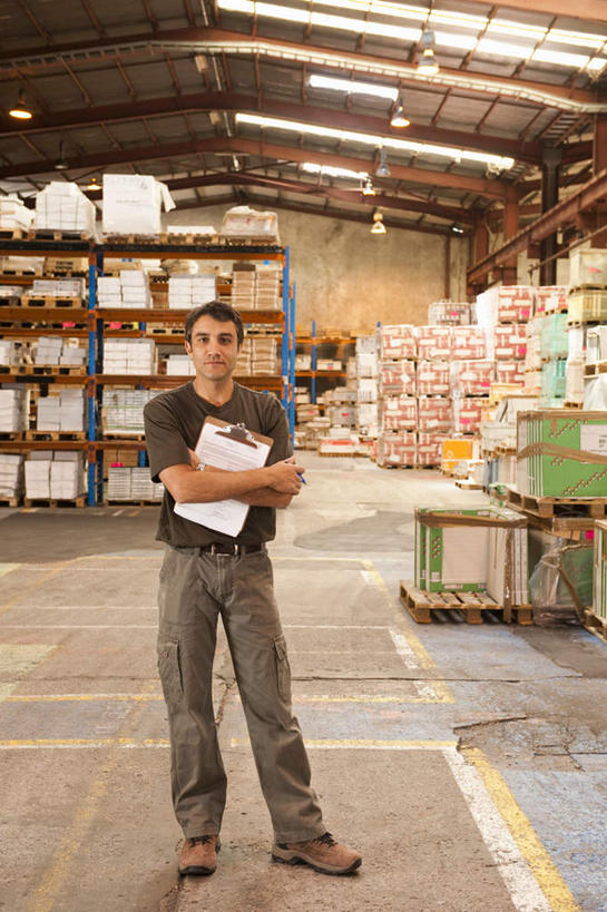 西方人,一个人,站,抱,竖图,室内,白天,正面,地板,照明,欧洲,欧洲人,仅一个男性,仅一个人,仅一个中年男性,一排,许多,握,整齐,包装,材料,档案,文件,纸箱,灯光,地面,很多,拿,仓库,拿着,注视,顶灯,木地板,灯,排列,容器,箱子,资料,灯具,观察,看,站着,握着,抱着,观看,堆,照亮,察看,搂着,照明设备,队列,关注,文档,纸板箱,记录板,记事板,包装箱,男人,男性,中年男性,白种人,搂,搂抱,站立,彩图,全身,堆栈