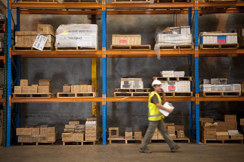 西方人,一个人,走,横图,室内,白天,侧面,工作服,制服,帽子,欧洲,欧洲人,仅一个男性,仅一个人,仅一个中年男性,一排,许多,握,整齐,包装,笔,材料,档案,头盔,文件,纸箱,办公用品,很多,拿,仓库,置物架,拿着,注视,水笔,架子,文具,排列,绿色,白色,安全帽,容器,学习用品,箱子,资料,观察,看,握着,观看,文具用品,察看,队列,关注,文档,纸板箱,记录板,陈列架,记事板,包装箱,一顶,工作制服,搁架,男人,男性,中年男性,白种人,步行,散步,走路,彩图,全身,工作套服,安全服,反光背心,反光服,反光衣,堆栈