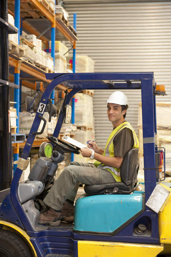 西方人,一个人,坐,搬运,竖图,室内,白天,侧面,工作服,制服,机器,技术,仪器,帽子,欧洲,欧洲人,仅一个男性,仅一个人,仅一个中年男性,一辆,一排,许多,握,整齐,包装,头盔,纸箱,很多,拿,仓库,置物架,拿着,扭头,注视,设备,架子,车,排列,一个,绿色,白色,安全帽,方向盘,容器,箱子,交通工具,观察,驾驶,看,行驶,转头,机械,工程车,握着,工业,单个,观看,堆,控制,工程,叉车,察看,队列,关注,载具,纸板箱,陈列架,包装箱,一顶,交通运输,工作制服,工作车,搁架,男人,男性,中年男性,白种人,坐着,彩图,全身,工作套服,安全服,反光背心,反光服,反光衣,堆栈