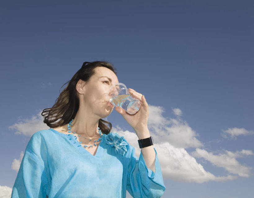 西方人,一个人,站,横图,室外,白天,仰视,水,杯子,欧洲,欧洲人,仅一个女性,仅一个人,喝,握,阴影,服装,光线,液体,影子,云,云朵,拿,云彩,拿着,注视,休闲装,饮用水,玻璃制品,装饰品,一个,衣服,蓝色,黑色,白云,蓝天,天空,阳光,饰品,手链,首饰,水杯,矿泉水,天,观察,看,站着,仅一个中年女性,休闲,休闲服,握着,服饰,手镯,晴朗,单个,观看,察看,关注,镯子,蒸馏水,女人,女性,中年女性,白种人,玻璃杯,晴空,站立,半身,彩图,低角度拍摄