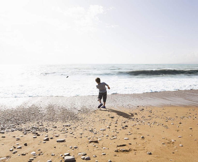 西方人,儿童,一个人,站,横图,室外,白天,纯洁,海浪,海洋,石头,沙滩,欧洲,欧洲人,仅一个男性,仅一个人,握,阴影,服装,光线,沙子,石子,影子,海岸,浪花,水平线,辽阔,海平线,沙地,拿,拿着,休闲装,小孩,背面,衣服,蓝色,蓝天,天空,阳光,海水,天,站着,仅一个小孩,休闲,广阔,休闲服,鹅卵石,可爱,童年,童趣,握着,服饰,晴朗,一望无际,按摩石,海景,童真,烂漫,无邪,万里无云,无边无际,一马平川,天真,男孩,男人,男性,白种人,孩子,大海,风浪,海,海水的波动,海滩,近岸浪,石块,涌浪,晴空,晴空万里,站立,彩图,全身,水天相接,水天一线,男生