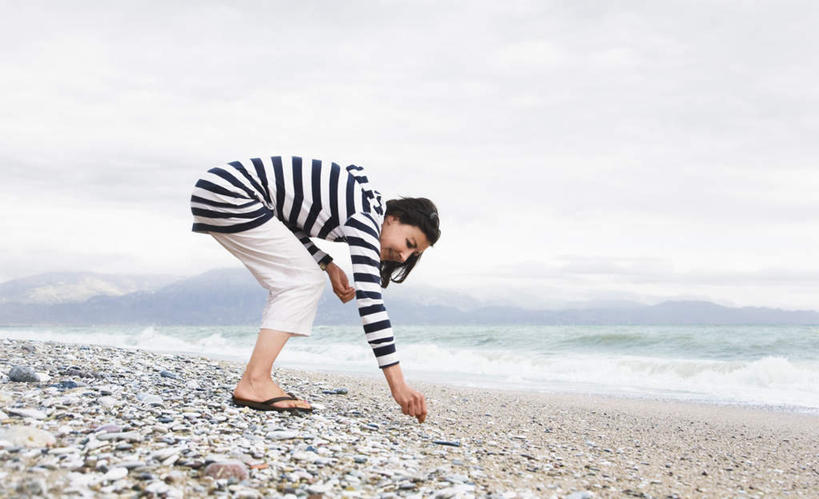西方人,一个人,站,横图,室外,白天,侧面,海浪,海洋,石头,沙滩,欧洲,欧洲人,仅一个女性,仅一个人,弯腰,握,阴影,服装,光线,沙子,石子,影子,海岸,浪花,水平线,云,云朵,辽阔,海平线,沙地,拿,云彩,拿着,注视,休闲装,衣服,蓝色,白云,蓝天,天空,阳光,海水,天,观察,看,站着,仅一个中年女性,休闲,广阔,休闲服,鹅卵石,握着,服饰,晴朗,观看,一望无际,察看,关注,按摩石,海景,弯身,无边无际,一马平川,女人,女性,中年女性,白种人,大海,风浪,海,海水的波动,海滩,近岸浪,石块,涌浪,晴空,站立,彩图,全身,水天相接,水天一线