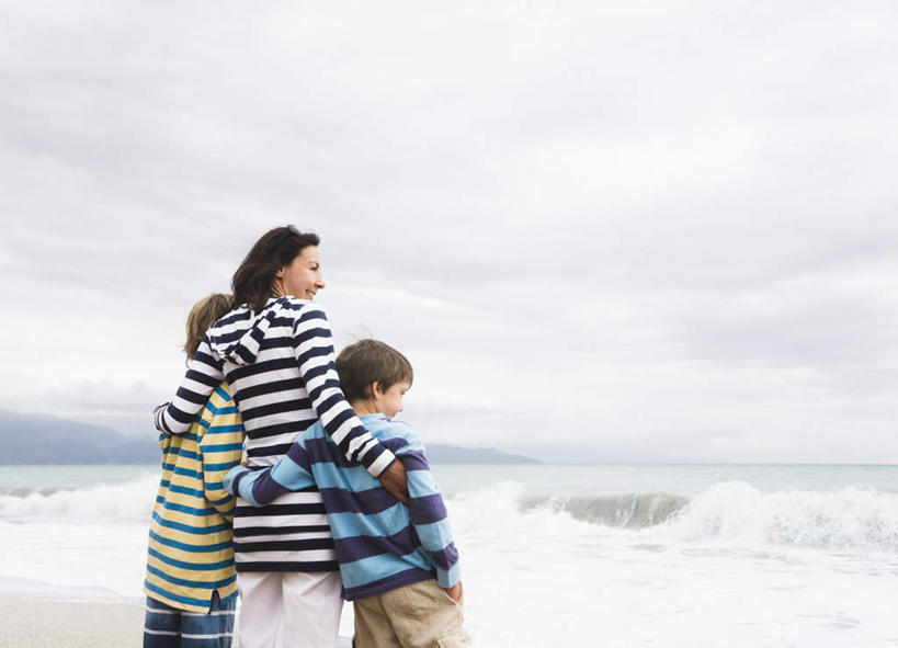 西方人,儿童,中年人,三个人,家庭,母亲,女儿,儿子,站,横图,室外,白天,纯洁,海浪,海洋,欧洲,欧洲人,阴影,服装,光线,影子,浪花,水平线,云,云朵,辽阔,海平线,云彩,扭头,注视,休闲装,小孩,背面,衣服,蓝色,白云,蓝天,天空,阳光,海水,天,观察,看,靠,靠着,站着,转头,休闲,广阔,温暖,温馨,母女,母子,一家人,休闲服,可爱,母爱,童年,童趣,搭,服饰,晴朗,观看,一望无际,和睦,察看,搭着,关注,海景,童真,烂漫,无邪,无边无际,一马平川,天真,男孩,男人,男性,女孩,女人,女性,中年女性,白种人,孩子,大海,风浪,海,海水的波动,近岸浪,涌浪,晴空,站立,半身,彩图,融洽,水天相接,水天一线,男生,女生