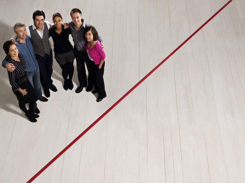 西方人,同事,商务人士,商务男性,商务女性,站,横图,俯视,室内,白天,衬衫,成功,合作,团队,集体,信心,欧洲,欧洲人,阴影,套装,反射,瓷砖,地砖,线条,影子,地面,许多人,注视,队伍,红色,观察,看,靠,靠着,站着,一群人,搭,观看,察看,领导,成就,搭着,关注,商务装,合伙,领袖,工薪阶层,男人,男性,年轻男性,年轻女性,女人,女性,中年男性,中年女性,白种人,白领,上班族,抬头,仰头,站立,彩图,高角度拍摄,全身,衬衣