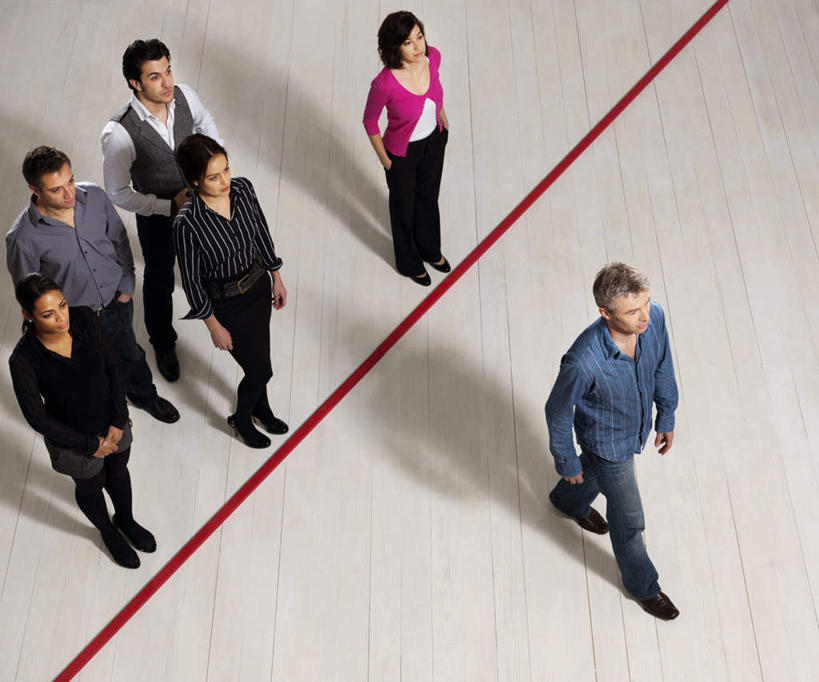 西方人,同事,商务人士,商务男性,商务女性,站,走,横图,俯视,室内,白天,衬衫,成功,合作,团队,集体,信心,欧洲,欧洲人,握,阴影,套装,反射,瓷砖,地砖,线条,影子,地面,许多人,注视,队伍,红色,观察,看,站着,一群人,握着,观看,察看,领导,双手插袋,成就,关注,商务装,手插袋,合伙,领袖,工薪阶层,双手抄兜,双手放兜,男人,男性,年轻男性,年轻女性,女人,女性,中年男性,中年女性,白种人,白领,上班族,步行,插兜,两手抄兜,两手放兜,散步,手插兜,手放口袋,站立,走路,彩图,高角度拍摄,全身,衬衣,手抄兜