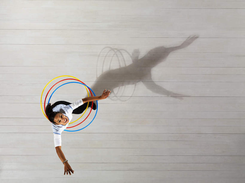 西方人,一个人,商务人士,商务女性,站,伸展双臂,横图,俯视,彩色,室内,白天,锻炼,运动,地板,欧洲,欧洲人,仅一个年轻女性,仅一个女性,仅一个人,许多,阴影,套装,反射,影子,地面,很多,注视,旋转,娱乐,运动器械,木地板,看,站着,享受,休闲,健身器械,放松,关注,呼啦圈,商务装,健身器材,工薪阶层,扭转,室内运动,健身圈,体育,年轻女性,女人,女性,白种人,白领,上班族,敞开双臂,伸开双臂,抬头,仰头,展开双肩,站立,张开手臂,张开双臂,彩图,高角度拍摄,全身,健身,运动器材