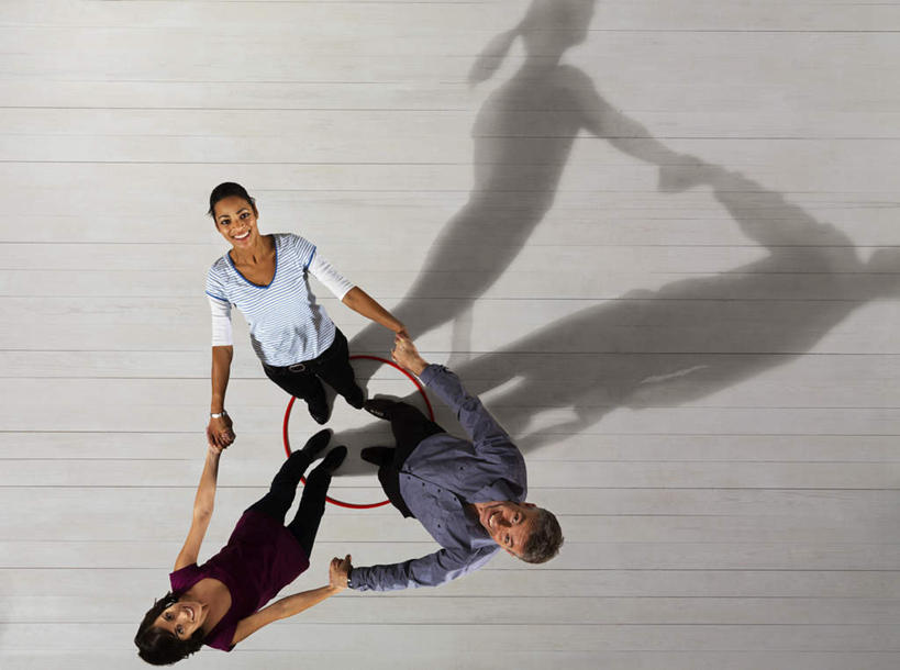 西方人,三个人,同事,商务人士,商务男性,商务女性,站,握手,横图,俯视,室内,白天,衬衫,锻炼,成功,运动,合作,团队,集体,信心,地板,欧洲,欧洲人,阴影,套装,环绕,围绕,反射,三角形,图形,影子,地面,几何,环抱,注视,运动器械,队伍,木地板,一个,红色,看,站着,健身器械,单个,领导,成就,关注,数学,呼啦圈,商务装,健身器材,合伙,领袖,工薪阶层,健身圈,体育,男人,男性,年轻女性,女人,女性,中年男性,中年女性,白种人,白领,上班族,搀手,拉手,手搀手,手拉手,手牵手,手握手,抬头,仰头,站立,彩图,高角度拍摄,全身,衬衣,健身,几何图形,运动器材