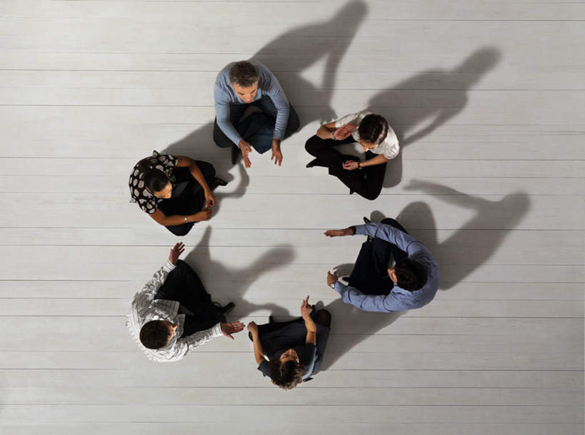 西方人,同事,商务人士,商务男性,商务女性,坐,盘腿,横图,俯视,室内,白天,衬衫,成功,合作,团队,集体,信心,地板,欧洲,欧洲人,阴影,套装,环绕,围绕,反射,影子,地面,许多人,环抱,注视,队伍,木地板,看,一群人,领导,成就,关注,商务装,合伙,领袖,工薪阶层,萦绕,男人,男性,年轻女性,女人,女性,中年男性,中年女性,白种人,白领,上班族,盘腿而坐,盘膝,盘着腿的,盘着腿坐,双腿交叉,坐着,彩图,高角度拍摄,全身,衬衣