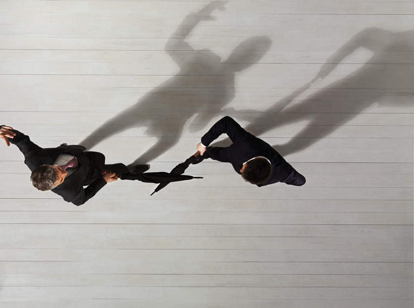 西方人,两个人,同事,商务人士,商务男性,站,举,横图,俯视,室内,白天,衬衫,成功,合作,团队,集体,信心,地板,欧洲,欧洲人,握,阴影,套装,反射,伞,影子,雨伞,地面,拿,拿着,阳伞,手叉腰,队伍,木地板,叉腰,托,站着,握着,领导,成就,商务装,合伙,领袖,工薪阶层,男人,男性,中年男性,白种人,白领,上班族,举起,举手,举着,向上举,向上伸,向上托,站立,彩图,高角度拍摄,全身,衬衣