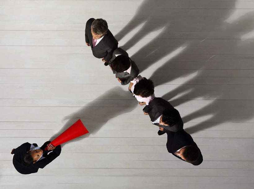 西方人,同事,商务人士,商务男性,商务女性,站,举,横图,俯视,室内,白天,衬衫,成功,合作,团队,集体,信心,地板,欧洲,欧洲人,一排,握,阴影,套装,整齐,反射,影子,地面,许多人,拿,拿着,喇叭,队伍,木地板,排列,一个,红色,话筒,托,站着,一群人,握着,单个,领导,成就,队列,传声筒,商务装,合伙,领袖,工薪阶层,男人,男性,年轻女性,女人,女性,中年男性,中年女性,白种人,白领,上班族,举起,举手,举着,向上举,向上伸,向上托,站立,彩图,高角度拍摄,全身,衬衣