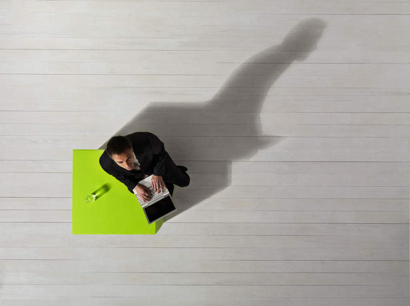 西方人,一个人,商务人士,商务男性,坐,横图,俯视,室内,白天,衬衫,电脑,笔记本电脑,地板,欧洲,欧洲人,仅一个男性,仅一个人,仅一个中年男性,敲打,阴影,套装,反射,网络,毯子,影子,地面,注视,输入,通讯设备,木地板,绿色,瑜伽垫,垫子,打字,观察,看,观看,点击,一台,敲击,察看,无线,关注,通信设备,商务装,无线网络,瑜伽毯,无线上网,便携式电脑,工薪阶层,按键,手提电脑,男人,男性,中年男性,白种人,白领,上班族,坐着,彩图,高角度拍摄,全身,衬衣