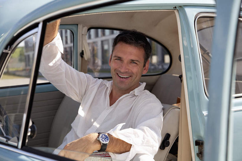 西方人,一个人,坐,举,笑,微笑,露齿笑,横图,室外,白天,正面,窗户,汽车,欧洲,欧洲人,仅一个男性,仅一个人,仅一个中年男性,一辆,握,阴影,服装,时间,光线,时钟,手表,影子,拿,计时,拿着,注视,休闲装,玻璃窗,车,衣服,白色,阳光,车窗,钟表,交通工具,轿车,观察,看,托,休闲,休闲服,表,握着,服饰,观看,腕表,察看,关注,载具,男人,男性,中年男性,白种人,钟,举起,举手,举着,向上举,向上伸,向上托,坐着,半身,彩图