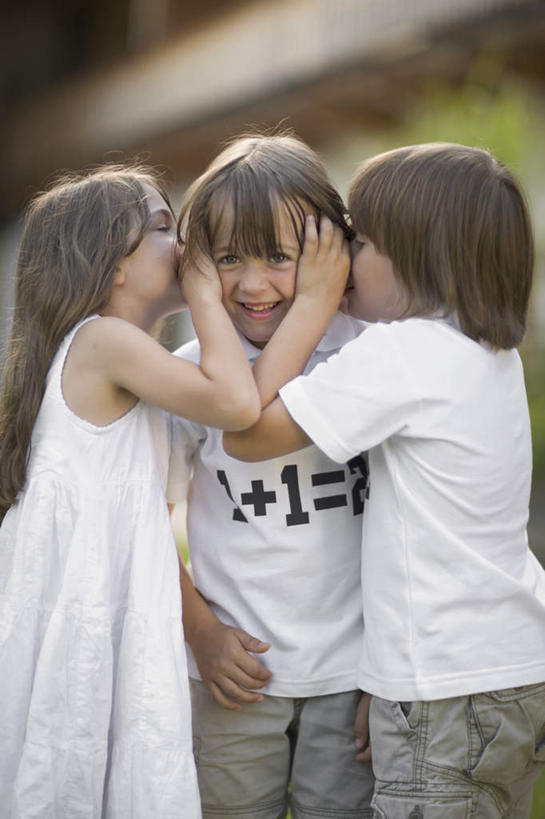 儿童,三个人,家庭,双胞胎,伙伴,朋友,站,竖图,室外,白天,正面,友谊,纯洁,草地,草坪,植物,阴影,服装,朦胧,模糊,光线,影子,注视,休闲装,草,小孩,衣服,绿色,白色,阳光,观察,看,站着,休闲,温暖,温馨,一家人,休闲服,可爱,童年,童趣,遮,遮掩,服饰,观看,和睦,察看,掩盖,遮挡,关注,私语,耳语,童真,烂漫,无邪,遮盖,掩饰,天真,友情,男孩,男人,男性,女孩,女人,女性,孩子,站立,半身,彩图,融洽,男生,女生