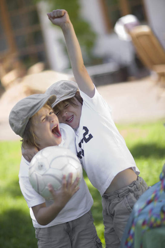 西方人,儿童,两个人,家庭,双胞胎,站,举,笑,微笑,露齿笑,竖图,室外,白天,正面,纯洁,足球,草地,草坪,植物,餐桌,桌子,帽子,欧洲,欧洲人,阴影,服装,朦胧,模糊,光线,影子,足球装备,注视,休闲装,运动器械,草,一个,小孩,衣服,绿色,白色,阳光,遮阳帽,观察,看,托,站着,张嘴,休闲,温暖,温馨,一家人,休闲服,健身器械,可爱,童年,童趣,服饰,单个,餐台,观看,和睦,察看,关注,健身器材,张大嘴巴,童真,烂漫,无邪,蹴鞠,天真,足球运动,男孩,男人,男性,白种人,孩子,张开嘴,举起,举手,举着,向上举,向上伸,向上托,站立,半身,彩图,融洽,运动器材,男生