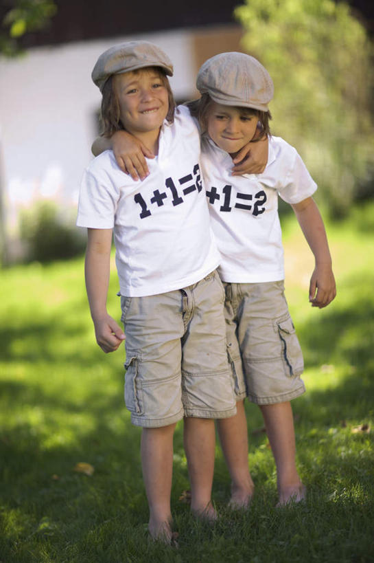 西方人,儿童,两个人,家庭,双胞胎,站,抱,笑,微笑,露齿笑,竖图,室外,白天,正面,纯洁,草地,草坪,植物,帽子,欧洲,欧洲人,阴影,服装,朦胧,模糊,光线,标志,数字,文字,影子,字符,字母,注视,休闲装,标识,草,小孩,衣服,绿色,白色,阳光,遮阳帽,观察,看,站着,休闲,温暖,温馨,一家人,休闲服,可爱,童年,童趣,阿拉伯数字,服饰,抱着,观看,和睦,察看,搂着,关注,童真,烂漫,无邪,天真,男孩,男人,男性,白种人,孩子,怀抱,搂,搂抱,相抱,拥抱,站立,彩图,全身,融洽,男生