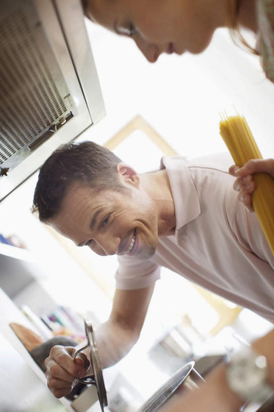 面食,面条,意大利面,西方人,两个人,站,竖图,室内,白天,仰视,爱情,烹饪,西餐,厨房,厨具,金属制品,欧洲,欧洲人,握,阴影,服装,朦胧,模糊,反射,金属,锅子,影子,面,料理,食品,浪漫,拿,拿着,注视,休闲装,闻,锅,食物,衣服,白色,低头,观察,看,站着,张嘴,休闲,温暖,温馨,休闲服,恩爱,西式,握着,恋人,服饰,锅具,观看,和睦,察看,嗅,关注,张大嘴巴,烹饪用具,男人,男性,年轻女性,女人,女性,中年男性,白种人,情侣,烹调用具,张开嘴,烹调,站立,半身,彩图,低角度拍摄,灶间,伴侣,融洽