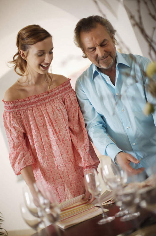 西方人,两个人,家庭,父亲,女儿,站,笑,微笑,露齿笑,竖图,室内,白天,仰视,餐桌,桌子,杯子,餐具,欧洲,欧洲人,握,阴影,服装,反射,碟子,高脚杯,盘,影子,墙,红酒杯,拿,拿着,注视,休闲装,墙壁,墙面,玻璃制品,衣服,红色,蓝色,盘子,酒杯,碟,观察,看,站着,休闲,温暖,温馨,父女,一家人,休闲服,父爱,握着,服饰,餐台,观看,和睦,察看,葡萄酒杯,关注,老年男性,男人,男性,年轻女性,女人,女性,白种人,玻璃杯,站立,半身,彩图,低角度拍摄,融洽