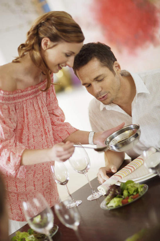 西方人,两个人,站,坐,笑,微笑,露齿笑,竖图,室内,白天,正面,爱情,餐桌,桌子,蔬菜,杯子,餐具,金属制品,欧洲,欧洲人,握,阴影,服装,朦胧,模糊,新鲜,反射,金属,碟子,高脚杯,盘,影子,勺子,墙,生食,蔬菜沙拉,沙拉,食品,红酒杯,浪漫,拿,拿着,注视,休闲装,色拉,沙律,墙壁,墙面,玻璃制品,食物,衣服,红色,白色,盘子,酒杯,容器,调羹,碟,汤匙,碗,观察,看,站着,休闲,温暖,温馨,休闲服,恩爱,握着,恋人,服饰,有机食品,绿色食品,餐台,观看,色拉酱,储藏,和睦,察看,葡萄酒杯,储存,关注,千岛酱,男人,男性,年轻女性,女人,女性,中年男性,白种人,情侣,玻璃杯,站立,坐着,半身,彩图,伴侣,融洽,贮存