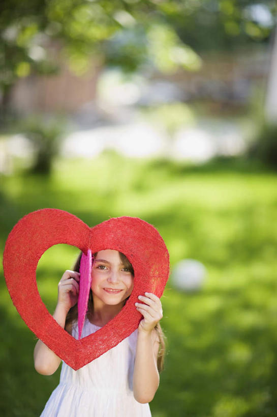 西方人,儿童,一个人,站,举,笑,微笑,竖图,室外,白天,正面,裙子,爱情,纯洁,草地,草坪,植物,欧洲,欧洲人,仅一个女性,仅一个人,握,阴影,连衣裙,爱心,朦胧,模糊,装饰,光线,影子,浪漫,拿,拿着,注视,装饰品,草,小孩,红色,绿色,白色,阳光,装饰物,观察,看,托,站着,仅一个小孩,温暖,温馨,心形,恩爱,可爱,童年,童趣,握着,观看,华丽,修饰,点缀,和睦,察看,关注,饰物,童真,烂漫,无邪,衬托,美观,雅致,雅观,天真,女孩,女人,女性,白种人,孩子,心型,举起,举手,举着,向上举,向上伸,向上托,站立,半身,彩图,融洽,女生