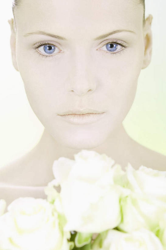 西方人,脸,头,脸颊,一个人,竖图,室内,特写,白天,白色背景,正面,爱情,化妆,美容,幸福,纯洁,热情,玫瑰,欧洲,欧洲人,仅一个年轻女性,仅一个女性,仅一个人,许多,护肤,盛开,玫瑰花,很多,浪漫,花蕾,注视,裸露,肩膀,花,花瓣,花朵,鲜花,白色,彩妆,花苞,花蕊,观察,看,保养,享受,休闲,温暖,温馨,恩爱,放松,保健,摄影,影棚,观看,和睦,察看,关注,裸,感动,养颜,尊敬,天真,刺玫花,徘徊花,年轻女性,女人,女性,白种人,头部,脸部,脸蛋,面部,半身,彩图,影棚拍摄,拍摄,融洽