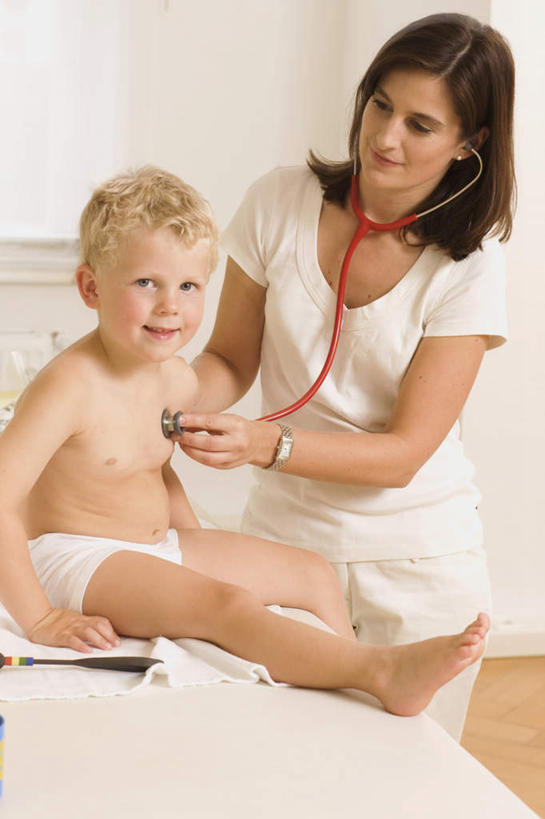 西方人,儿童,两个人,医生,病人,医院,站,坐,竖图,室内,白天,正面,工作服,制服,纯洁,床,欧洲,欧洲人,握,阴影,反射,影子,墙,床单,拿,拿着,注视,被子,裸露,墙壁,墙面,小孩,白色,病床,听诊器,低头,观察,看,站着,医护人员,医疗人员,可爱,童年,童趣,握着,观看,察看,医疗设备,被单,白大褂,关注,病患,裸,医疗器械,医疗工具,童真,烂漫,无邪,医疗机构,工作制服,检测工具,天真,男孩,男人,男性,女人,女性,中年女性,白种人,孩子,大夫,患者,就医者,站立,坐着,半身,彩图,工作套服,病院,诊所,护理床,医疗床,男生