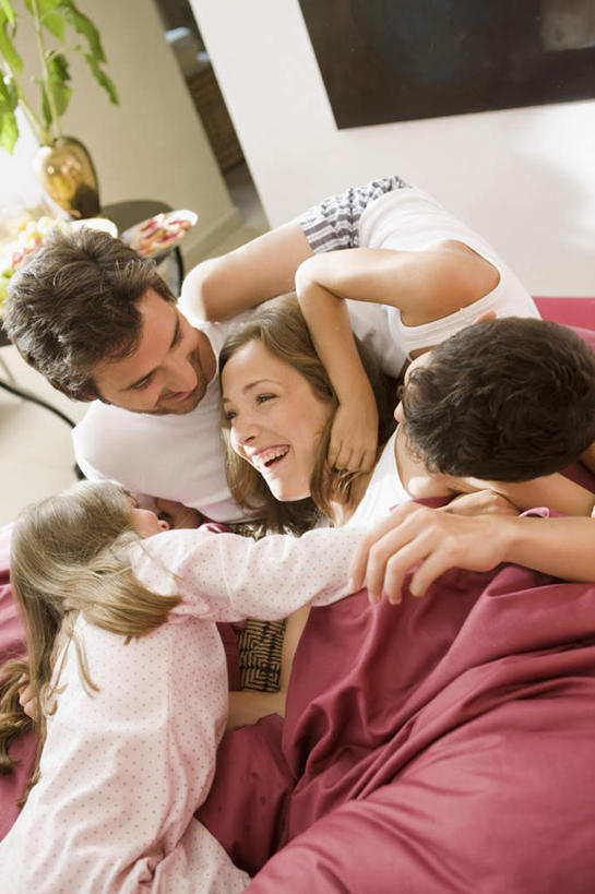 西方人,儿童,四个人,家庭,夫妻,母亲,父亲,女儿,儿子,坐,笑,微笑,露齿笑,竖图,室内,白天,正面,爱情,游戏,纯洁,床,卧室,欧洲,欧洲人,握,阴影,服装,反射,影子,墙,双人床,床单,浪漫,拿,玩,拿着,注视,休闲装,娱乐,被子,墙壁,墙面,小孩,衣服,粉色,红色,白色,低头,观察,看,休闲,温暖,温馨,父女,父子,母女,母子,一家人,休闲服,恩爱,父爱,可爱,母爱,童年,童趣,握着,恋人,服饰,观看,活动,和睦,察看,被单,发泄,关注,消遣,智力,童真,烂漫,无邪,宣泄,天真,男孩,男人,男性,年轻男性,年轻女性,女孩,女人,女性,白种人,孩子,年轻人,夫妇,情侣,玩耍,嬉戏,坐着,半身,彩图,睡房,卧房,伴侣,融洽,男生,女生