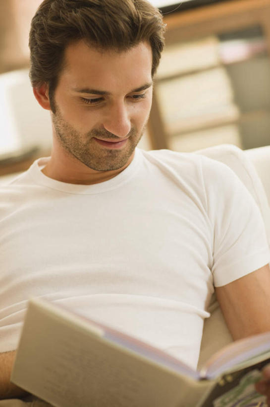 西方人,一个人,客厅,坐,竖图,室内,白天,正面,沙发,书籍,欧洲,欧洲人,仅一个男性,仅一个人,握,服装,拿,拿着,注视,休闲装,仅一个年轻男性,衣服,观察,看,休闲,休闲服,握着,服饰,观看,察看,起居室,关注,布艺沙发,客堂,男人,男性,年轻男性,白种人,书,图书,坐着,半身,彩图