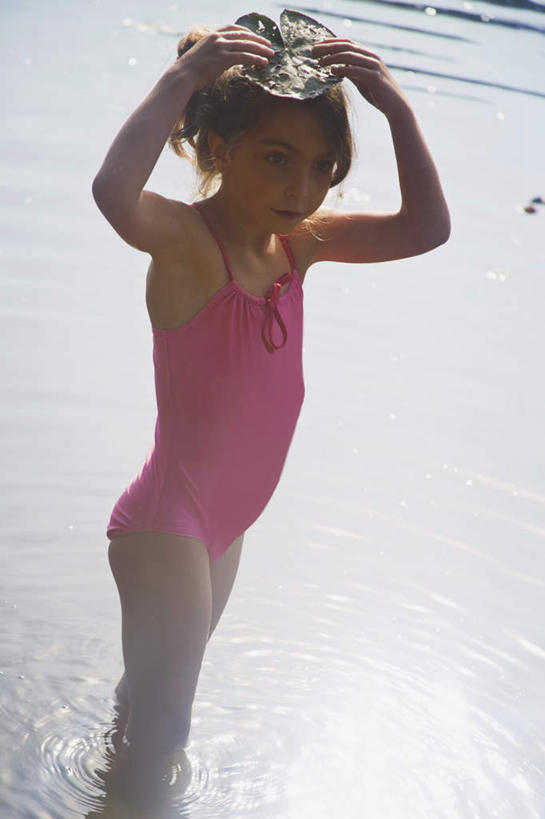 西方人,儿童,一个人,站,竖图,室外,白天,正面,泳装,纯洁,湖,湖泊,水,睡莲,欧洲,欧洲人,仅一个女性,仅一个人,握,阴影,盛开,光线,影子,湖面,水流,水面,拿,花蕾,拿着,注视,花,花瓣,花朵,鲜花,小孩,阳光,湖水,花苞,花蕊,观察,看,站着,仅一个小孩,可爱,童年,童趣,握着,遮,遮掩,观看,察看,掩盖,遮挡,关注,童真,纯真,烂漫,无邪,遮盖,连体泳衣,妖艳,掩饰,水芹花,抒情,洁净,天真,水洋花,子午莲,女孩,女人,女性,白种人,孩子,站立,半身,彩图,泳衣,女生