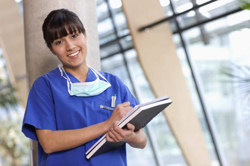 西方人,一个人,护士,医院,站,笑,微笑,露齿笑,横图,室内,白天,正面,工作服,制服,窗户,落地窗,欧洲,欧洲人,仅一个年轻女性,仅一个女性,仅一个人,握,朦胧,模糊,分离,笔,材料,档案,文件,纸,办公用品,过滤,拿,分开,拿着,注视,玻璃窗,文具,口罩,手稿,学习用品,资料,观察,看,站着,隔断,握着,遮掩,观看,隔离,文具用品,证明,察看,卫生,掩盖,遮挡,白衣天使,关注,净化,文档,间隔,预防,遮盖,防尘,医疗机构,掩饰,断绝,隔开,屏蔽,屏绝,远离,中断,阻遏,阻隔,工作制服,年轻女性,女人,女性,白种人,站立,半身,彩图,工作套服,病院,诊所