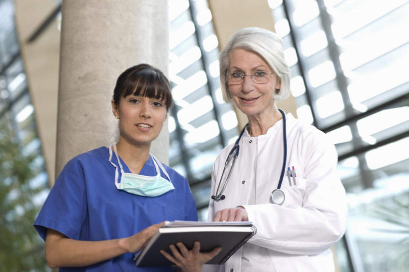 西方人,两个人,医生,护士,医院,站,笑,微笑,露齿笑,横图,室内,白天,正面,工作服,制服,窗户,落地窗,欧洲,欧洲人,握,朦胧,模糊,笔,材料,档案,文件,纸,办公用品,拿,拿着,注视,玻璃窗,文具,手稿,听诊器,学习用品,资料,观察,看,站着,医护人员,医疗人员,握着,观看,文具用品,证明,察看,医疗设备,白衣天使,关注,文档,医疗器械,医疗工具,医疗机构,工作制服,检测工具,老年女性,年轻女性,女人,女性,白种人,大夫,站立,半身,彩图,工作套服,病院,诊所