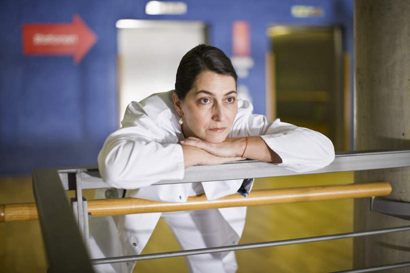 西方人,一个人,医生,医院,栏杆,站,横图,室内,白天,正面,工作服,制服,电梯,欧洲,欧洲人,仅一个女性,仅一个人,朦胧,模糊,墙,围栏,运输工具,注视,护栏,墙壁,墙面,观察,看,趴着,站着,仅一个中年女性,医护人员,医疗人员,升降梯,观看,察看,关注,医疗机构,工作制服,女人,女性,中年女性,白种人,大夫,趴,站立,半身,彩图,工作套服,病院,诊所,升降设备