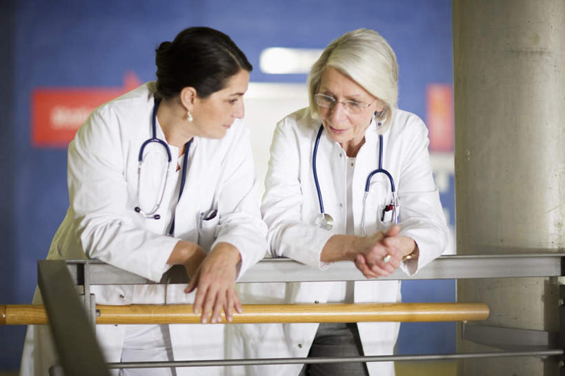 西方人,两个人,伙伴,朋友,医生,医院,栏杆,站,说,横图,室内,白天,正面,工作服,制服,讨论,友谊,合作,团队,电梯,欧洲,欧洲人,撑,朦胧,模糊,眼镜,墙,围栏,运输工具,注视,护栏,墙壁,墙面,听诊器,观察,看,趴着,站着,医护人员,医疗人员,战略,升降梯,观看,老花镜,察看,医疗设备,撑着,关注,医疗器械,医疗工具,医疗机构,联合,合谋,工作制服,远视眼镜,检测工具,交流,配合,协作,老年女性,女人,女性,中年女性,白种人,大夫,沟通,讲话,交谈,趴,商讨,说话,谈话,站立,半身,彩图,工作套服,病院,诊所,升降设备